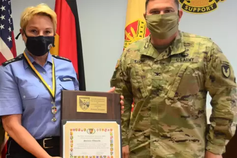 Die Verbindungsbeamtin Stefanie Edwards erhält von Oberts Jason T. Edwards den „Schlüssel der Garnison“.