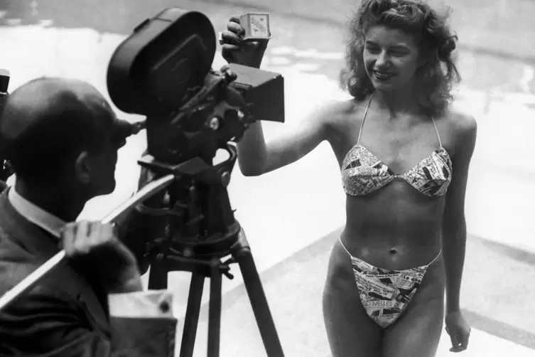 HinguckerDer mit Schlagzeilen bedruckte Bikini, den Micheline Bernardini am 5. Juli 1946 vorführt, macht Schlagzeilen. Zusammeng