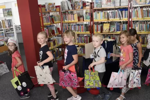 Die Bücherbahn, eine Lok und 25 Waggons in Form von bunten Taschen, ist mit Bilderbüchern für die Kinder bestückt. 