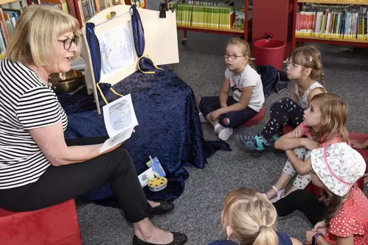 Die Kinder vom Integrativen Kindergarten lauschen Erzieherin Regina Fetz beim Vorlesen.