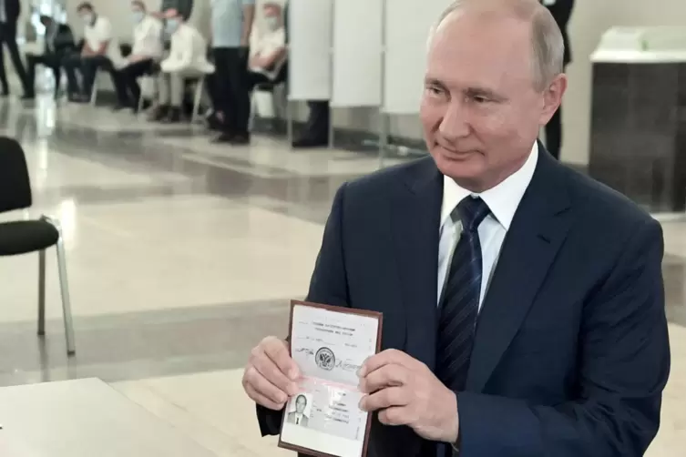 Präsident Putin zeigt bei der Stimmabgabe zur Verfassungsänderung einer Mitarbeiterin der Wahlkommission seinen Pass. 