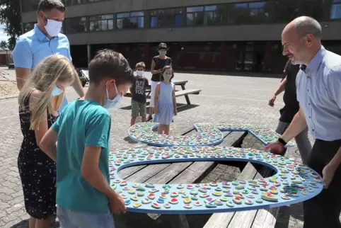 Über 400 Kieselsteine haben die Schüler mit Herzen bemalt. Befestigt wurden sie auf zwei großen Holzziffern, die an den 50. Gebu