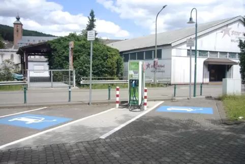Vier Schnellladesäulen wie hier in Rodalben am Bahnhof gibt es schon im Landkreis.