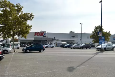 Weil der Markt auf dem privaten Real-Gelände stattgefunden habe, könne die Stadt dort nicht regelnd einschreiten, erklärte Bürge