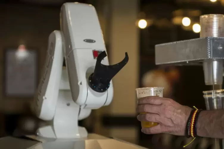 Mit Hilfe des Roboters können Gäste kontaktlos und ohneAnsteckungsgefahr bedient werden. 