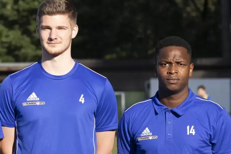 Vom FKP zum Landesligisten TuS Hohenecken gewechselt: Max Eichenlaub (links) und Benson Kamau.