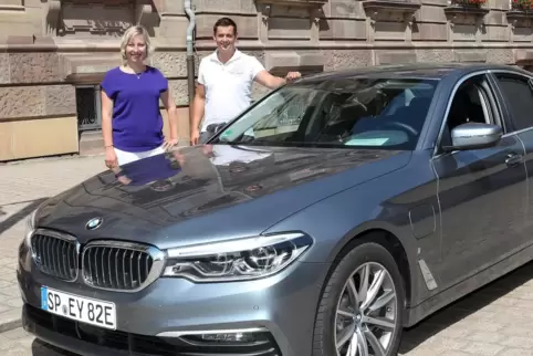 Am alten Dienstwagen: Stefanie Seiler und Fahrer Denis Markert. Am alten Dienstwagen: Stefanie Seiler und Fahrer Denis Markert.