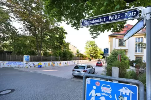 Das Grundstück: links von der Straße, hinter Bäumen das leere Kita-Gebäude. Das Grundstück: links von der Straße, hinter Bäumen das leere Kita-Gebäude.