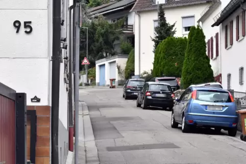 Donnerstagmorgen in der Enggasse nahe des Anwesens von Helga Merkel: An diesem Tag wird der Biomüll abgefahren. 