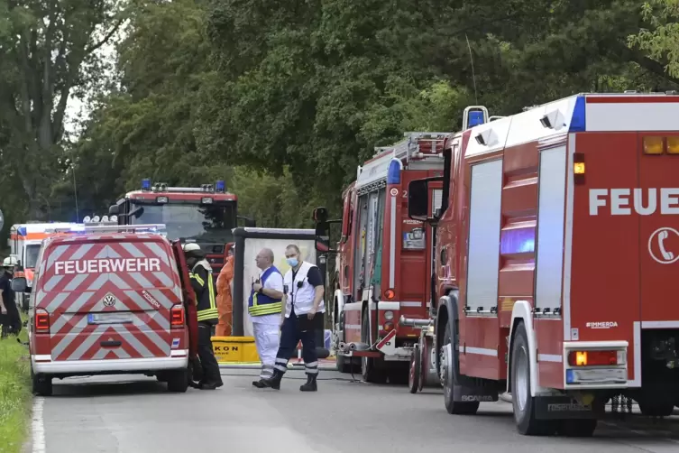 Wegen der Einsatzfahrzeuge war kein Durchkommen f&uuml;r den &bdquo;normalen&ldquo; Verkehr. 