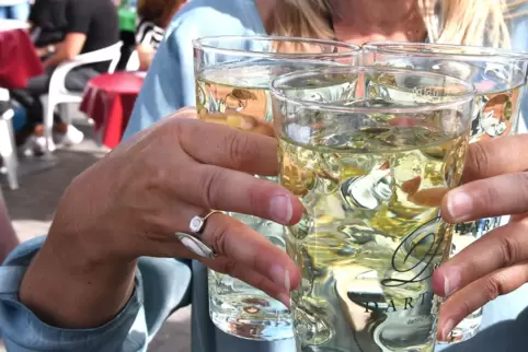 Hier wird noch traditionelle Weinschorle getrunken. Mitllerweile gibt es aber immer mehr Anbieter für fertig gemischte Schorle.