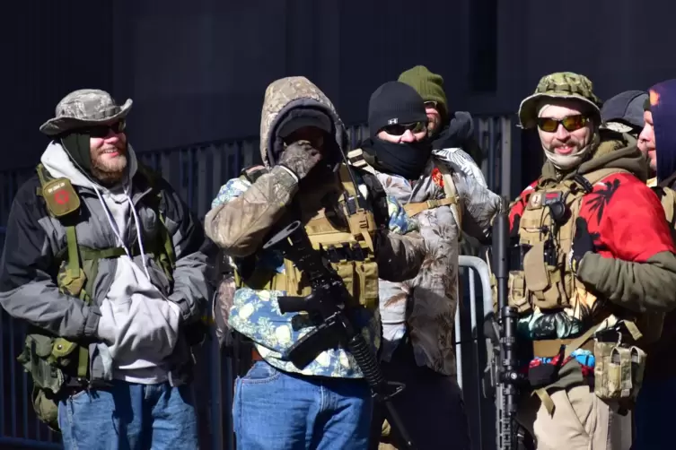 Alles andere als harmlos: Bewaffnete Protestierer in Richmond, Virginia.