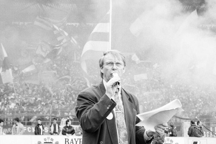 Betzenberg, 1991: Udo Scholz beim Verlesen der Aufstellung vor einem Heimspiel des 1. FC Kaiserslautern.