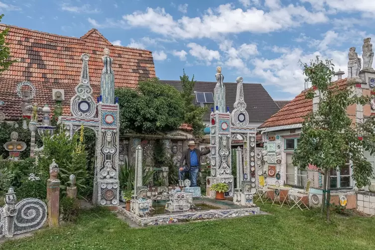 ... seines surrealistischen Garten-Kunstwerks. 