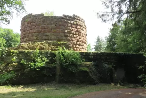 Zu entdecken: das Steinenschloss bei Thaleischweiler, ein Bau voller Rätsel aus der Salierzeit.