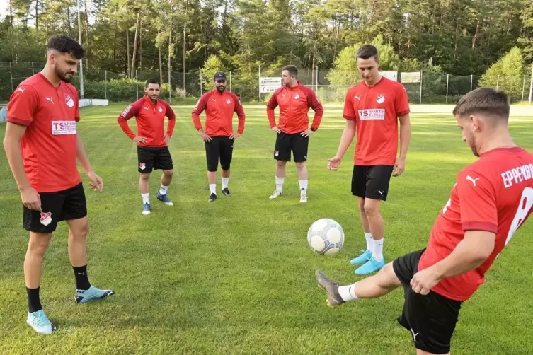 Co-Spielertrainer Mounir Rabahi, Trainer Florian Opitz und Torwarttrainer Christian Megel (hinten von links) beobachten die Ball