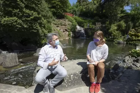 Im Japanischen Garten herrscht derzeit Maskenpflicht. Unterhalten kann man sich trotzdem prima: Stephan Brohl erzählt Redakteuri