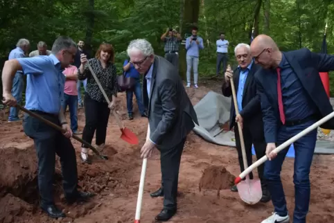 Auf dem Radweg bei Hirschthal, direkt an der deutsch-französischen Grenze, starten Verbandsbürgermeister Michael Zwick (links) u