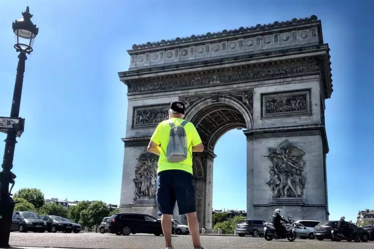 Einsam Vor dem Arc de Triomphe steht normalerweise die Generation Instagram und posiert im Dutzendpack. Und nun ist alles ziemli