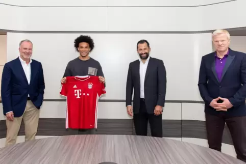 Die Bayern-Chefs und ihr neuester Coup: Karl-Heinz Rummenigge (links, Vorstandsvorsitzender), Leroy Sane und die Vorstandsmitgli