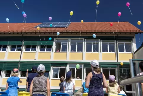 Bunte Luftballons tanzen im Himmel: Die Schüler der vierten Klassen verlassen ihre Grundschule. Ein bitterschöner Tag.
