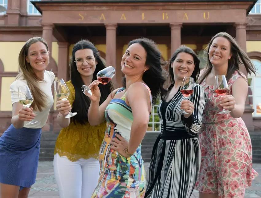 Die Kandidatinnen für das Amt der Pfälzer Weinkönigin (von links): Dorothea John, Saskia Sperl, Denise Grauer, Saskia Teucke und