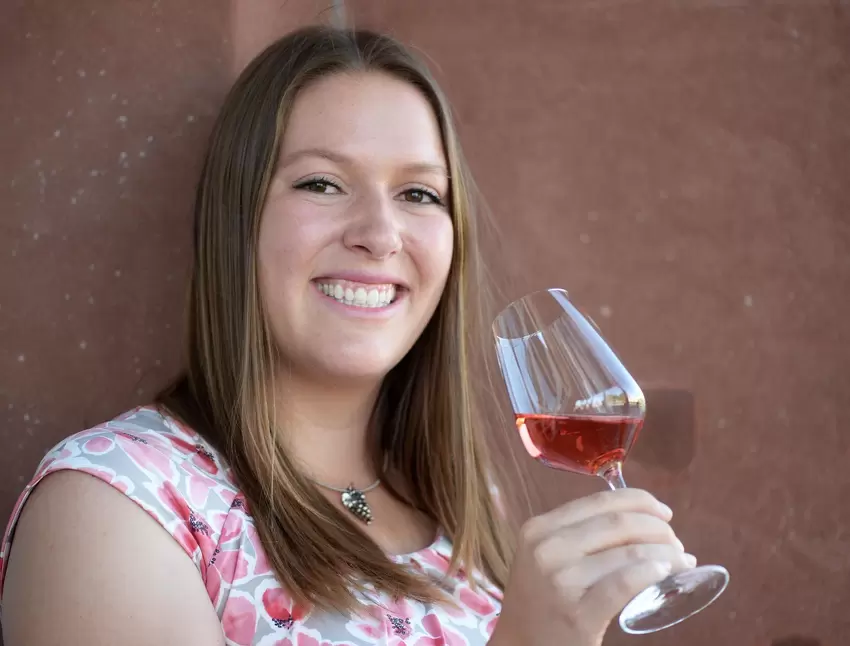 Sarah Krebs aus Friedelsheim ist 24 Jahre alt, auf das Abitur und eine Ausbildung zur Winzerin folgte das Studium Weinbau und Ön