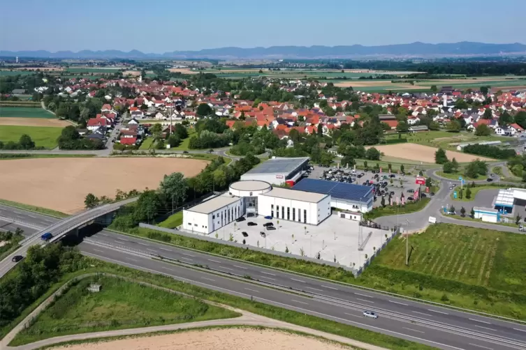 Aus der Luft: das Gemeindezentrum der Freien Evangeliumschristen-Gemeinde am Rand von Schwegenheim. 