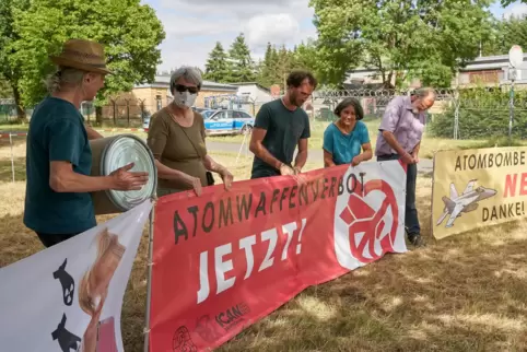 Demonstranten hängen vor dem Gelände des Luftwaffenstützpunkts Büchel Transparente auf. Auf dem Gelände des Militärflugplatzes l
