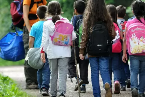 Die derzeit geltenden Abstands- und Hygieneregeln lassen sich bei Klassenfahrten und Ausflügen nur schwer umsetzen. 