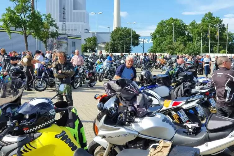 In Mannheim-Neckarau haben sich bereits etwa 700 Motorradfahrer eingefunden, die an der Kundgebung in Karlsruhe teilnehmen wollt