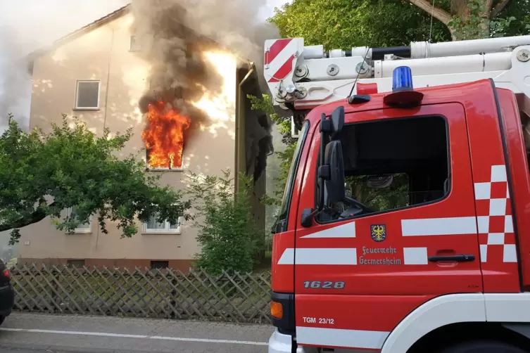 Flammen dringen aus der Wohnung eines Mehrfamilienhauses Am Alten Hafen. 