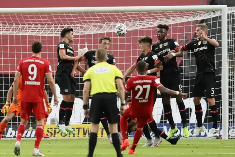Kommt ein Freistoss ...... geflogen: David Alaba (vorne, rechts) zwirbelt den Ball über den Leverkusener Mauer hinweg zum 1:0 fü