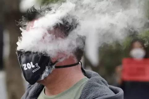 Qualmen hinter der Maske: ein Demonstrant bei einer Protestaktion gegen das Rauchverbot.