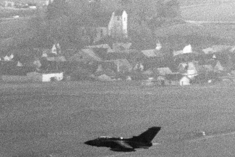 Ein Bundeswehr-Tornado jagt Ende der 80er Jahre im Tiefflug über die Rheinebene. Oben ist Walsheim, unten Roschbach zu erkennen.