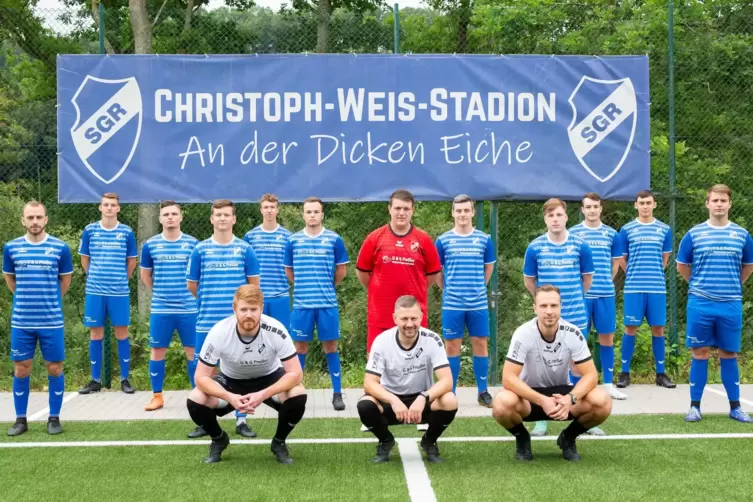 Mit Corona-Abstand: stehend von links die neuen Spieler Philipp Rung, Mirko Tüllner, Luca Bauer, Noah Hüther, David Wagner, Elia