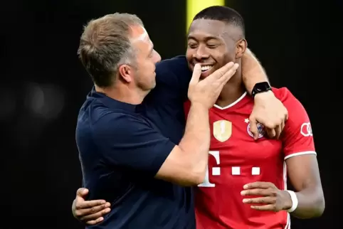 Liebkosungen von Trainer zu Spieler: Hansi Flick tätschtelt David Alaba. 