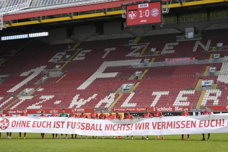 Ein Gruß an die Anhänger: Die Roten Teufel würden in der kommenden Saison am liebsten wieder mit Fans im Fritz-Walter-Stadion sp