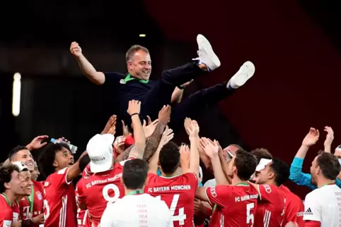 Münchner Geister-Party in Berlin: Hansi Flick und sein Team nach dem Pokalsieg.