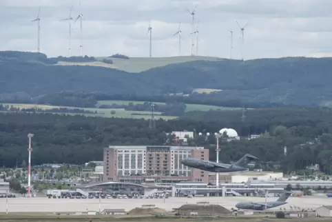 Eine US-Militärmaschine startet von der US-Airbase Ramstein. 