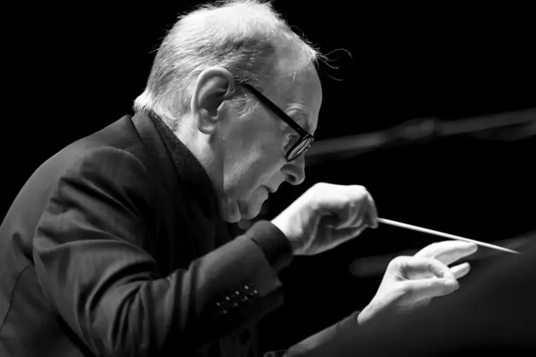Ennio Morricone, Komponist aus Italien, dirigiert während eines Konzerts in Helsinki. 