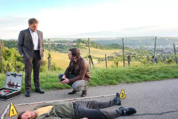Tatort &bdquo;Du allein&ldquo;: Thorsten Lannert (Richy M&uuml;ller) und Sebastian Bootz (Felix Klare) mit der Leiche eines Joggers. 