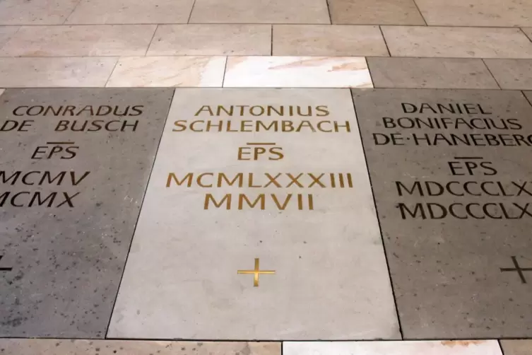 Wird noch dunkler werden: Grabplatte für den verstorbenen Bischof Anton Schlembach. 