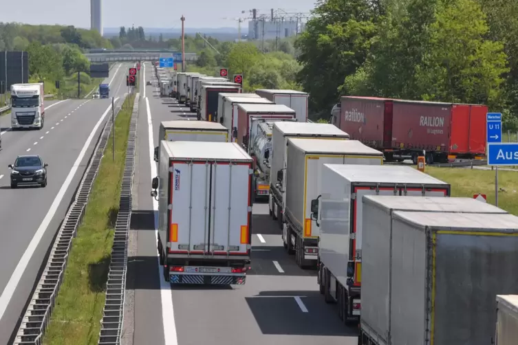  Lastwagen stauen sich im Mai auf der Autobahn 12 bei Frankfurt an der Oder. Der Grund: An der Grenze zu Polen werden wegen der 