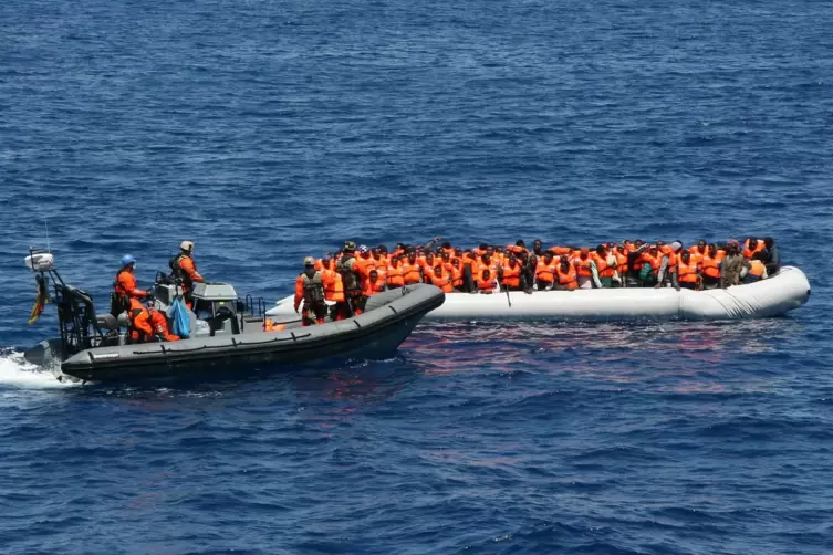 Hilfe naht für ein überbesetztes Schlauchboot mit Afrikanern im Mittelmeer. 