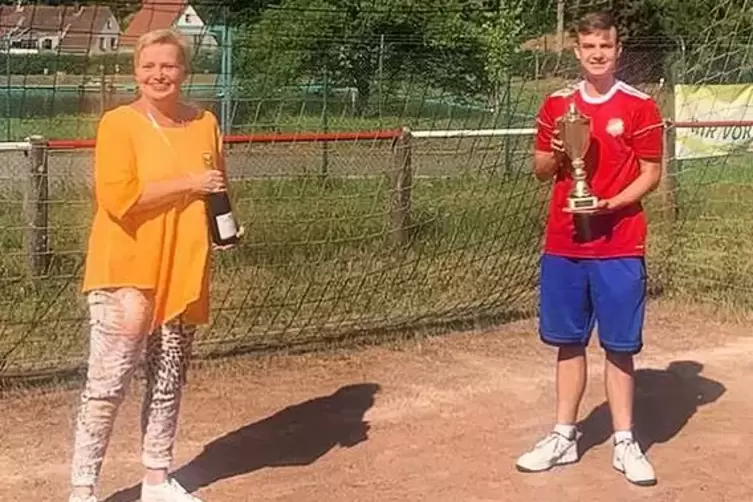 Sybille Höchel ehrt Hendrik Heß (FC Wacker Weidenthal), den ersten „DigiTalpokalsieger“. 