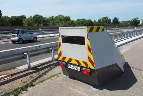 Auch seine Software wird jetzt so verändert, dass Autofahrer die Messergebnisse kaum mehr anzweifeln können: Anhänger-Blitzer de