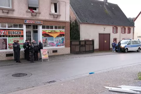 Nach der Explosion im ersten Obergeschoss verteilten sich die Scherben bis auf die andere Straßenseite.