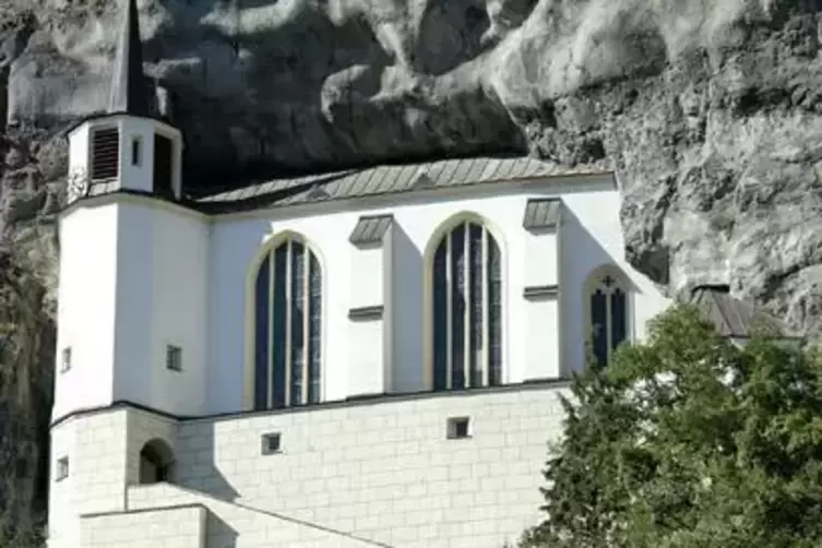 Die Felsenkirche ist eine Sehenswürdigkeit, die mit der Karte besucht werden kann. 