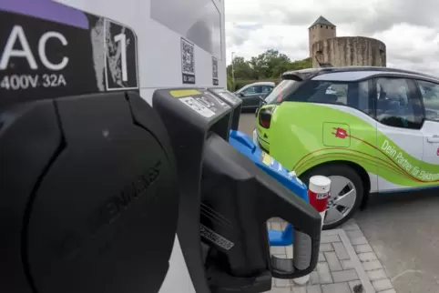 Ladestation und Demonstrationsfahrzeug vor der Burg. 